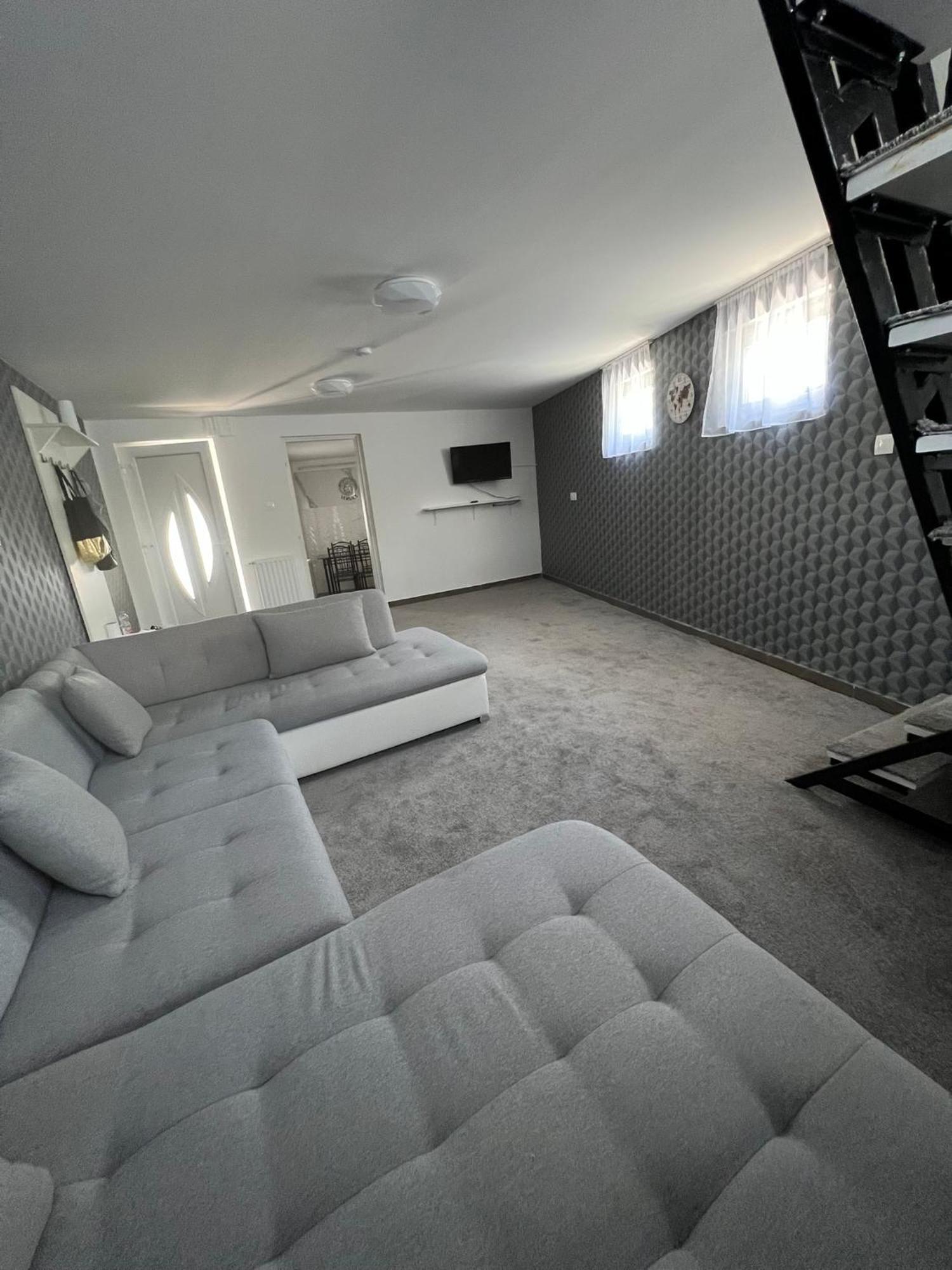 Adel Apartman Kisujszallas Esterno foto