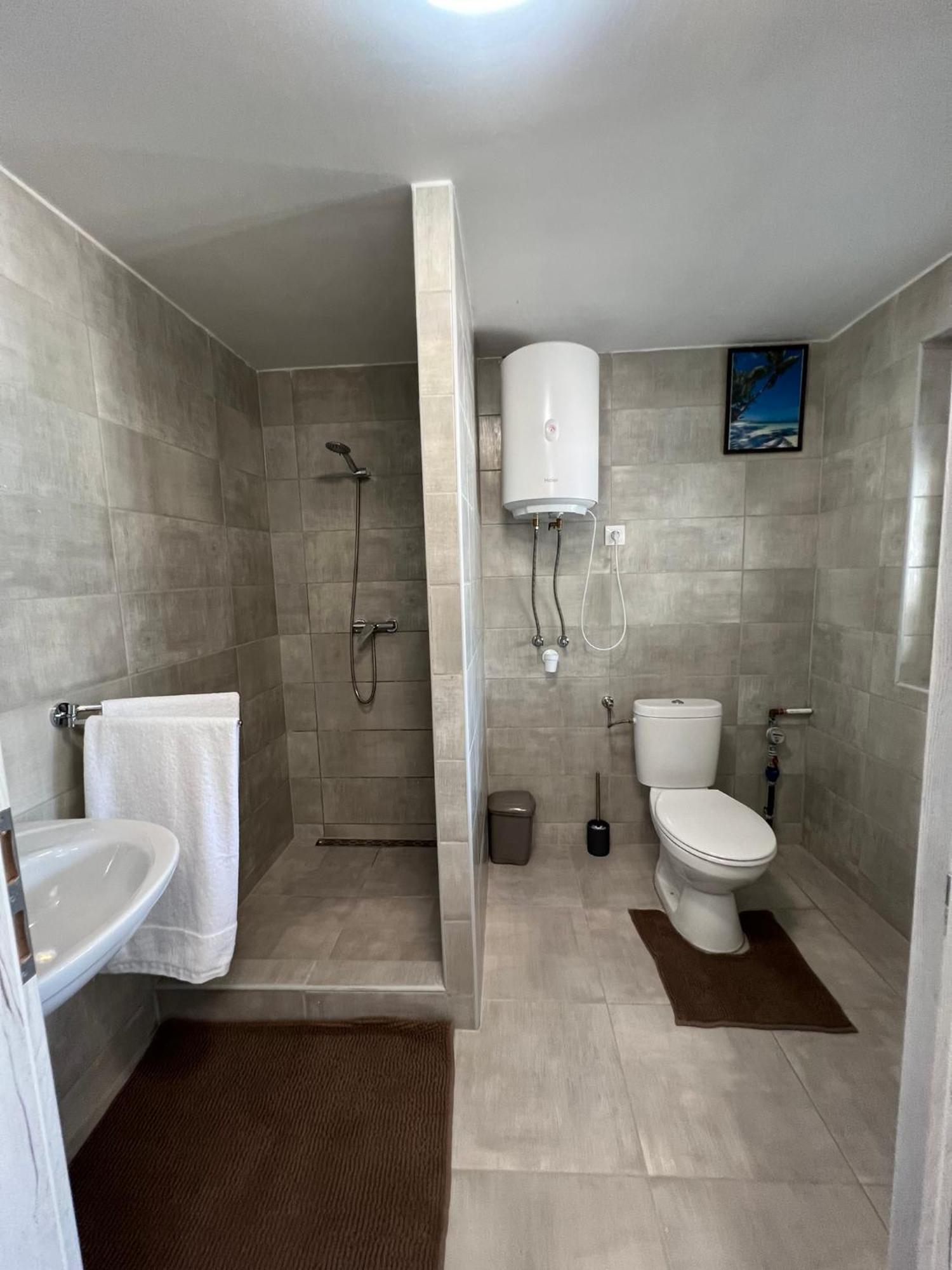 Adel Apartman Kisujszallas Esterno foto